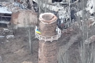 "Черные запорожцы" установили флаг Украи…