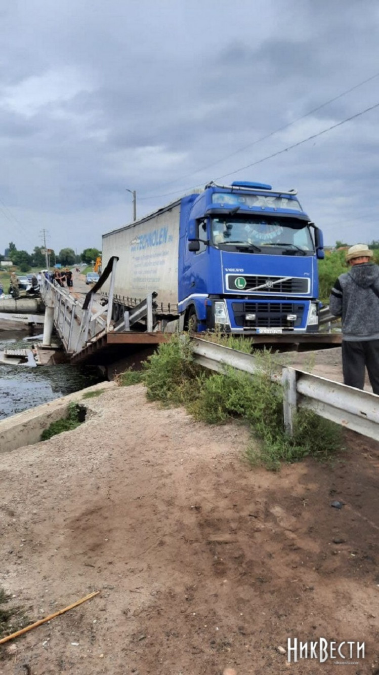 Під Миколаївом міст пішов під воду